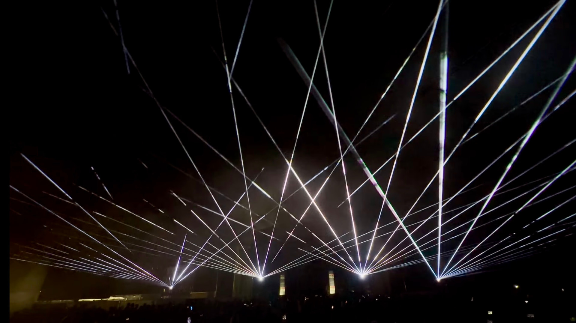 Weiße Laserfächer über dem Publikum ohne Pyrotechnik