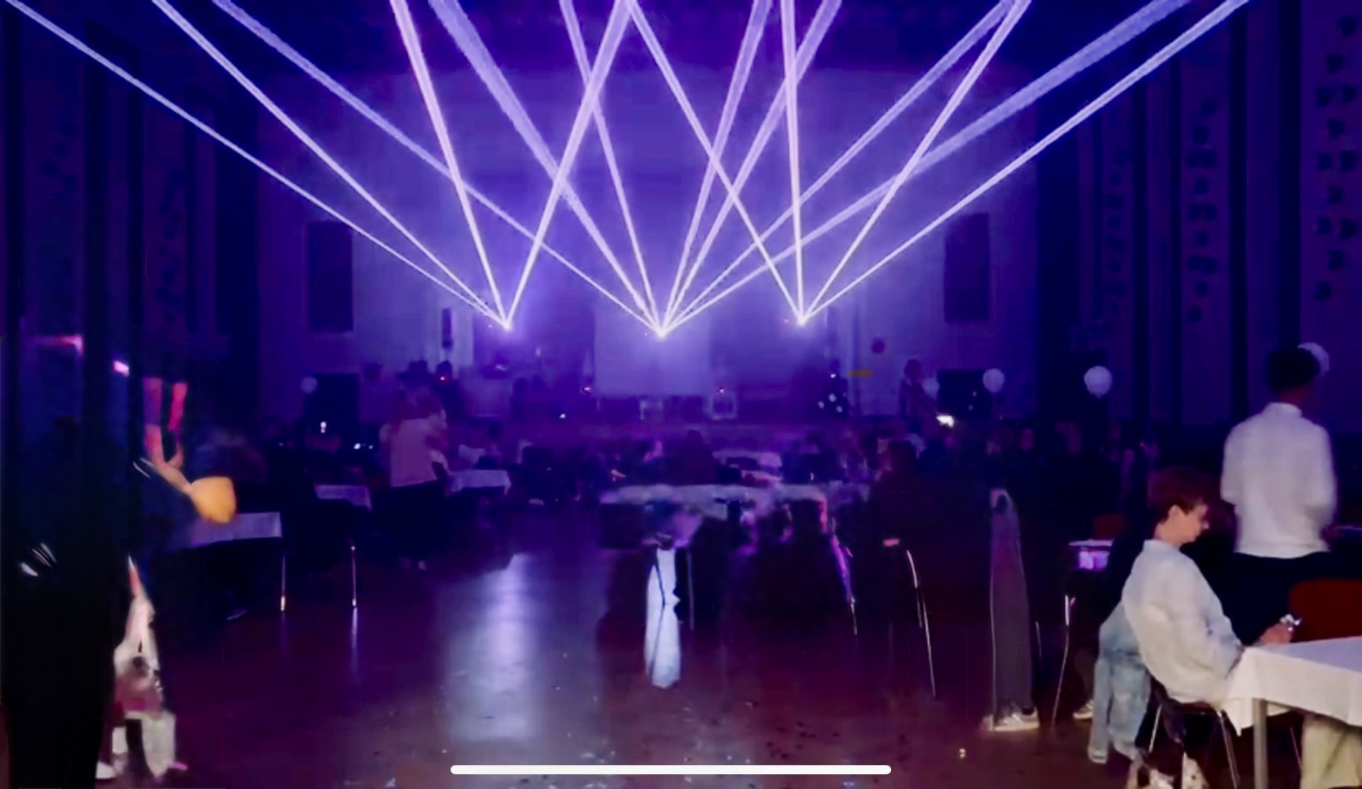 Professionelle Lasershow bei einer Hochzeit mit violetten Laserstrahlen im Saal